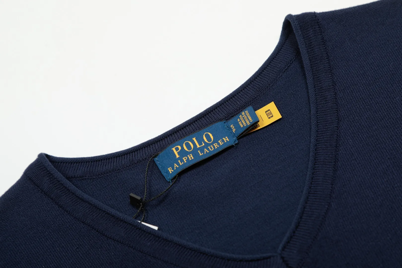 P146 💰 "Top quality" Style number: DS079# (not off the shelves all year round) [Ralph Lauren classic pony embroidery V-neck goddess style summer knitted short sleeves] ✅Ralph Lauren Ralph Lauren popular and versatile women's V-neck ice silk knitted short sleeves ✅Main supply platform live broadcast Wholesale entity Replenish when out of stock Not off the shelves ✅ZP quality 1:1 version Scan the code to enter the GF website Z cabinet quality ✅Comfortable, soft and highly breathable Focusing on high-end, cost-effective and good quality, needless to say. ✅Restore the original version. Loose, comfortable and stress-free. ✅Wear for work and life. Suitable for various occasions. Must-have recommended model for goddesses. Size: S-XL. Color: Black, White, Gray, Navy Blue, Pink Mi Xing.